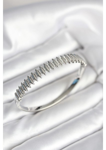 Gümüş Renk Zirkon Taşlı Pirinç Kadın Kelepçe - TJ-BB8020