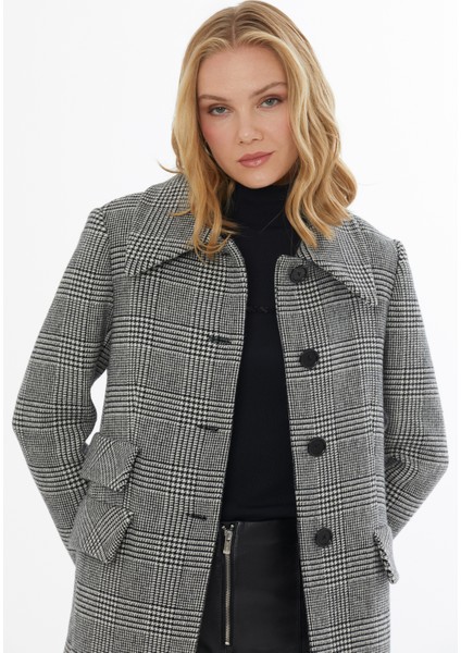 Düğme Kapama Cepli Arkadan Kapalı Yırtmaçlı Ceket modelleri