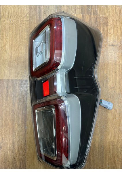 Isuzu D Max Sağ Dış Stop Lambası Ledli 2020-2024