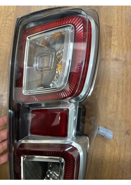 Isuzu D Max Sağ Dış Stop Lambası Ledli 2020-2024 fiyatları