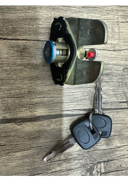 Toyota Corolla AE111 Bagaj Kilit Üst 1998-2001