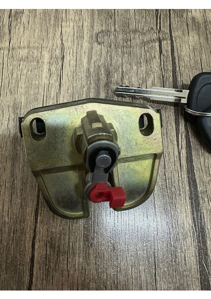 Toyota Corolla AE111 Bagaj Kilit Üst 1998-2001 fiyatları