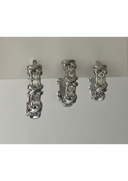 Çelik Küpe Gümüş Renk 3lü Küpe Gümüş Renk Zirkon Taşlı Örgü Desenli Çelik 3’lü Küpe Seti – Parlak ve Şık Tasarım