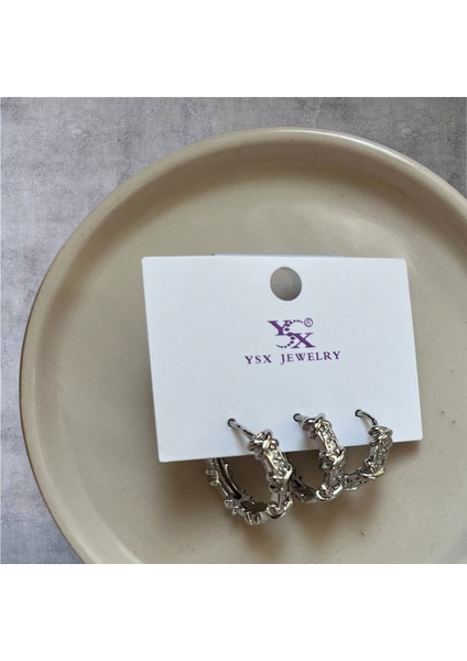 Çelik Küpe Gümüş Renk 3lü Küpe Gümüş Renk Zirkon Taşlı Örgü Desenli Çelik 3’lü Küpe Seti – Parlak ve Şık Tasarım fiyatları