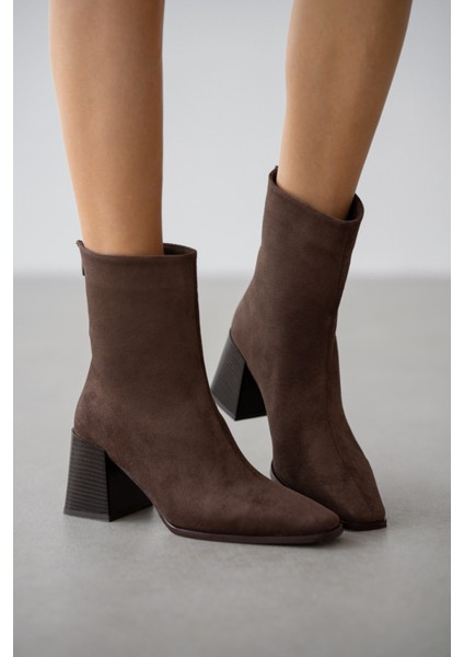 Bravine Arkadan Fermuarlı Küt Burun Kadın Bot- Kahve Süet