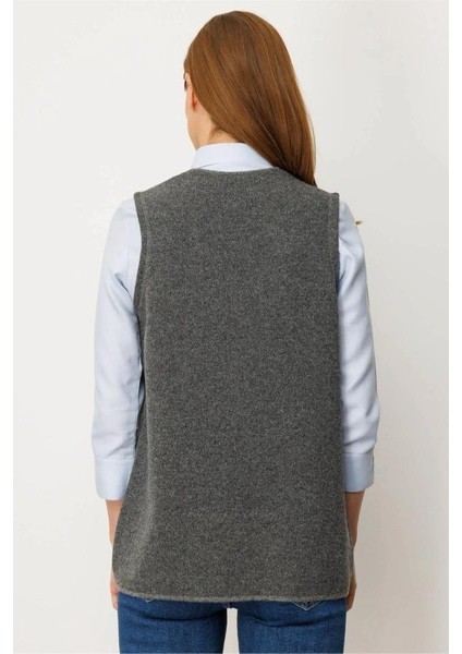 25030 Desen Triko V Yakası Cebi Kordene Nakış Işlemeli Fermuarlı Kısa Yelek fırsatları