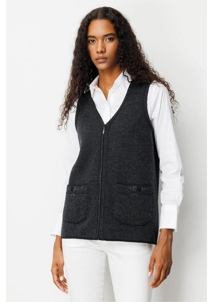 25030 Desen Triko V Yakası Cebi Kordene Nakış Işlemeli Fermuarlı Kısa Yelek modelleri