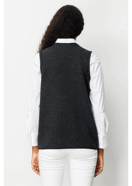 25030 Desen Triko V Yakası Cebi Kordene Nakış Işlemeli Fermuarlı Kısa Yelek fırsatları