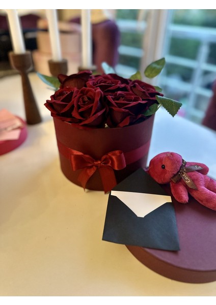 Sevgiliye, Kız Arkadaşa Özel Hediye 8 Kadife Güllü ve Peluş Ayıcık Hediyeli