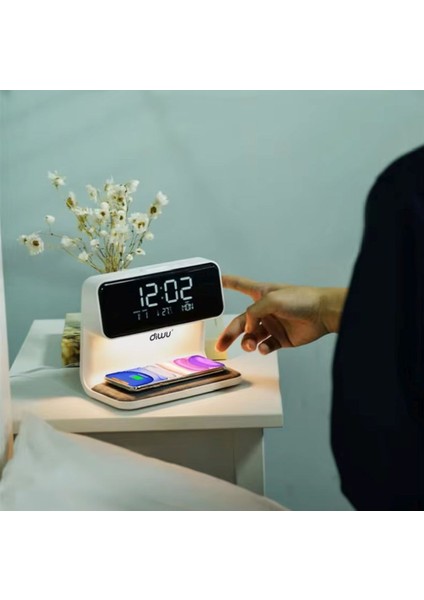 Dijital Işıklı Masa Saati Ve Kablosuz Şarj Aleti indirimleri