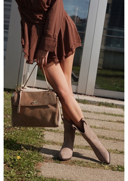 Kadın Hakiki Deri Kilit Detaylı Charmlı El ve Omuz Çantası Rinyas Vizon Süet fiyatları