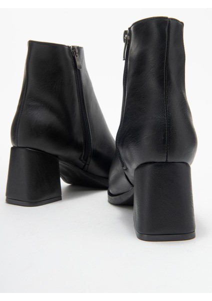 Kadın Sade Lastikli Sivri Burunlu Topuklu Bot Siyah Cilt