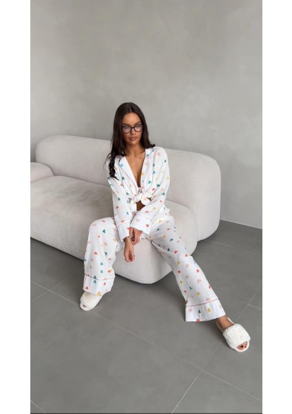 Kadın Beyaz Kalp Baskılı Ara Biyeli V Yaka Uzun Kollu Alt Üst Pijama Takımı