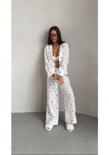 Kadın Beyaz Kalp Baskılı Ara Biyeli V Yaka Uzun Kollu Alt Üst Pijama Takımı fırsatları