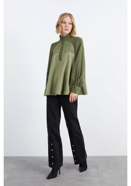 Reglan Kollu Volanlı Kontrast Kumaş Detaylı Bluz