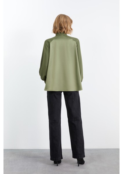 Reglan Kollu Volanlı Kontrast Kumaş Detaylı Bluz modelleri