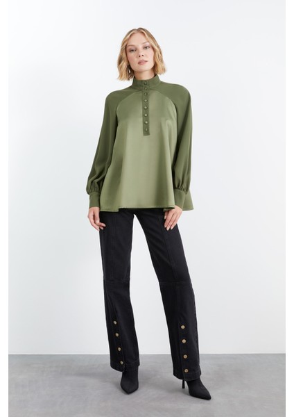 Reglan Kollu Volanlı Kontrast Kumaş Detaylı Bluz fırsatları