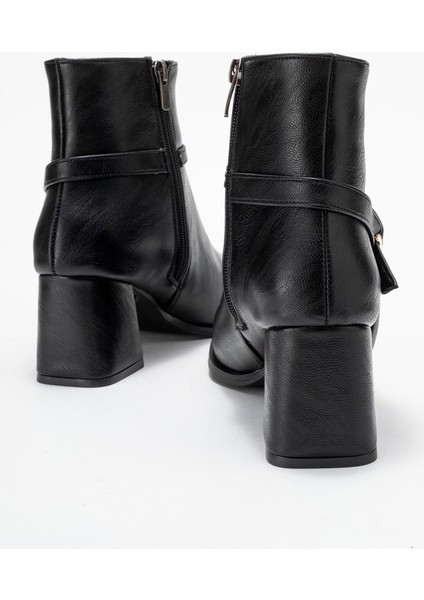 Küt Burunlu Tokalı Kadın Topuklu Bot Siyah Cilt fırsatları