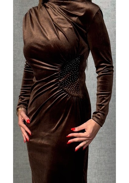 Kadınbalıkçı Yaka Büzgü ve Taş Işleme Detay Maxi Boy Kadife Elbise