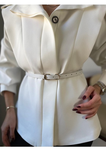 Ekru Kemerli Omuz Detay Ceket