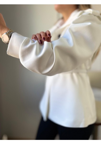 Ekru Kemerli Omuz Detay Ceket