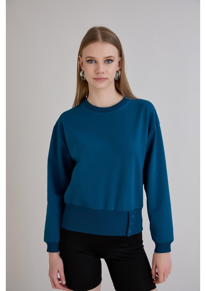 Eteği Üç Düğmeli ve Kaşkorseli Bisiklet Yaka Sweatshirt Petrol