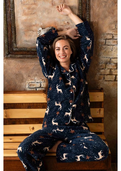 Kışlık Yılbaşı Desenli Kadın Gömlek Polar Pijama Takımı- Geyikli Yılbaşı Pijaması- Geniş Beden Aralığı