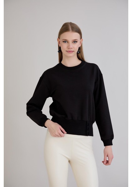 Eteği Üç Düğmeli ve Kaşkorseli Bisiklet Yaka Sweatshirt Siyah