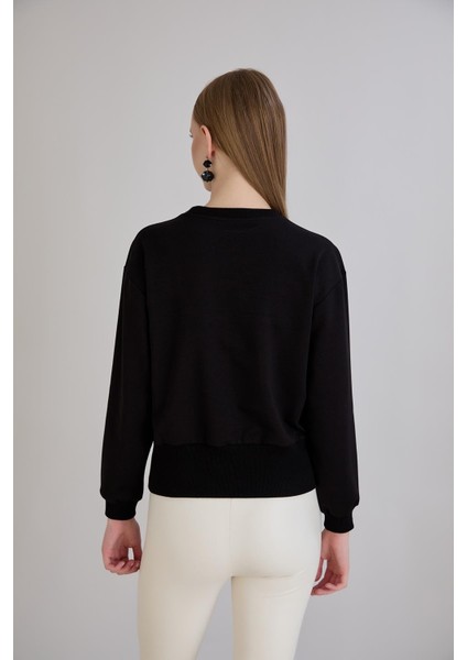 Eteği Üç Düğmeli ve Kaşkorseli Bisiklet Yaka Sweatshirt Siyah