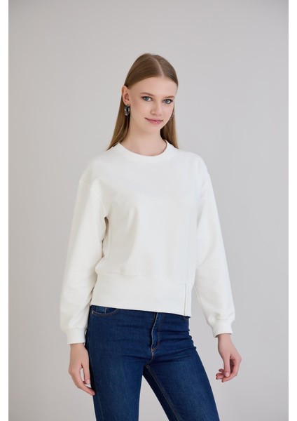 Eteği Üç Düğmeli ve Kaşkorseli Bisiklet Yaka Sweatshirt Ekru