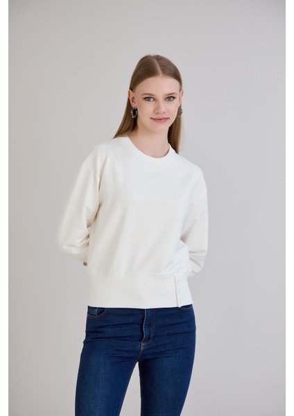 Eteği Üç Düğmeli ve Kaşkorseli Bisiklet Yaka Sweatshirt Ekru fırsatları