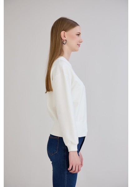 Eteği Üç Düğmeli ve Kaşkorseli Bisiklet Yaka Sweatshirt Ekru