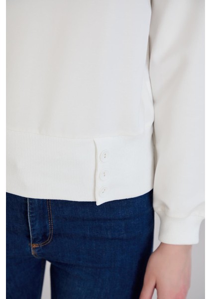 Eteği Üç Düğmeli ve Kaşkorseli Bisiklet Yaka Sweatshirt Ekru