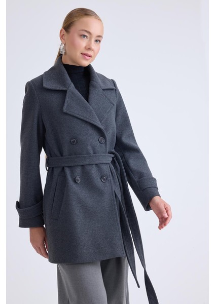 Önü Düğmeli Kuşaklı Kısa Kaşe Kaban modelleri