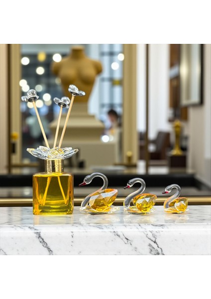 Cam Şişe Oda Kokusu ve Kristal Kuğu Figürlü Dekoratif Biblo Seti (4 Parça) modelleri