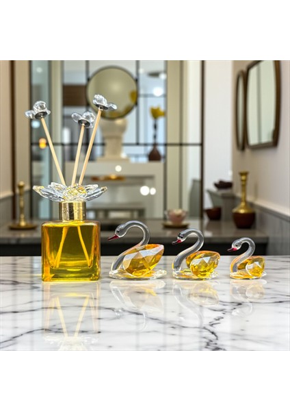 Cam Şişe Oda Kokusu ve Kristal Kuğu Figürlü Dekoratif Biblo Seti (4 Parça) fırsatları
