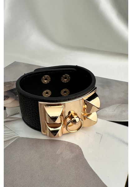 Altın Metal Detaylı Siyah Deri Bileklik (22CM)