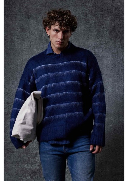 Erkek Oversize Çizgili Tüylü Triko Kazak Lacivert fiyatları