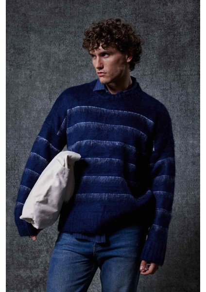 Erkek Oversize Çizgili Tüylü Triko Kazak Lacivert modelleri