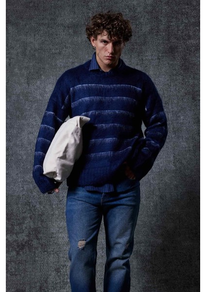 Erkek Oversize Çizgili Tüylü Triko Kazak Lacivert fırsatları