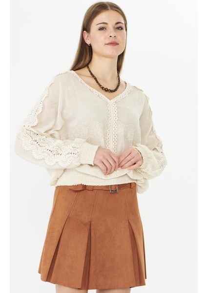 Krinkıl Dantelli Nakışlı V Yaka Uzun Kollu Bluz Bej