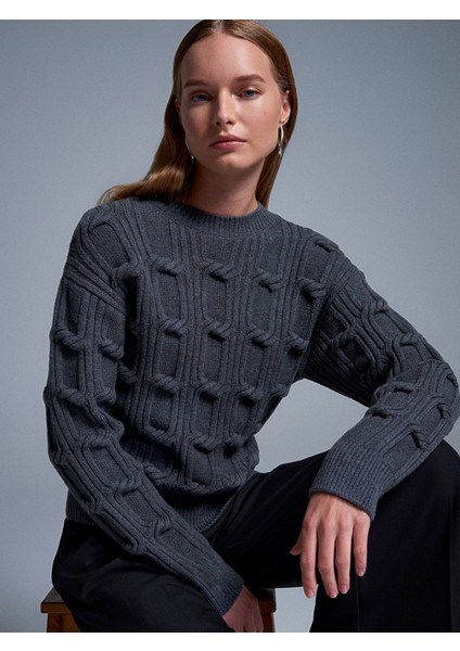 10825 Kabartma Detaylı Triko Kazak-Füme M.