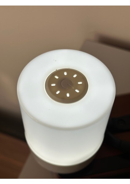 Şık Beyaz Dokunmatik Masa Lambası, Modern ve Kullanışlı Tasarım