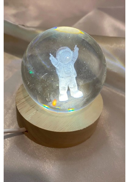 7 cm 3D LED Cam Küre, Günışığı ve Ahşap Astronot Tasarımı fiyatları