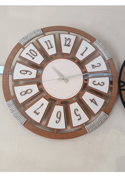 Kahverengi Ahşap Şık Saat, Doğal ve Zarif Tasarım ile Tarzınızı Tamamlar