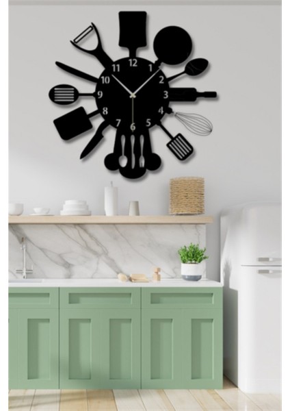 Siyah Ahşap Mutfak Gereçleri ve Duvar Saati, Şık ve Fonksiyonel Dekor