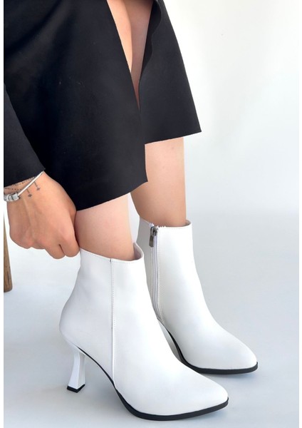 Sivri Burun Yandan Fermuarlı Ince Topuklu Bot Cilt Beyaz Topuk Boyu 8,5 cm fiyatları