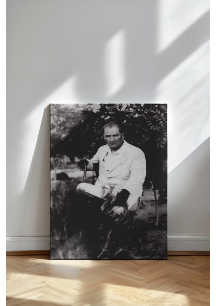 Mustafa Kemal Atatürk Bahçede - Kanvas Tablo - Beyaz Takım Elbiseli Siyah Beyaz Portre Doğa Temalı Duvar Dekoru fiyatları