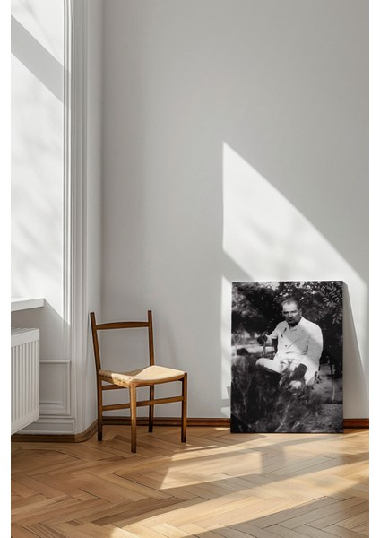 Mustafa Kemal Atatürk Bahçede - Kanvas Tablo - Beyaz Takım Elbiseli Siyah Beyaz Portre Doğa Temalı Duvar Dekoru modelleri
