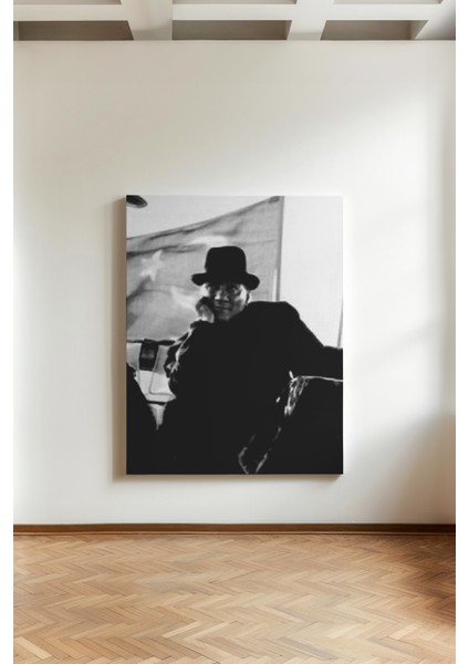 Atatürk'ün Karizmatik Duruşu - Kanvas Tablo - Lider Portresi Duvar Dekoru